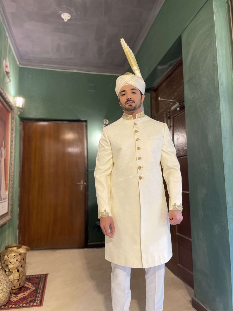 Vanilla vestment sherwani